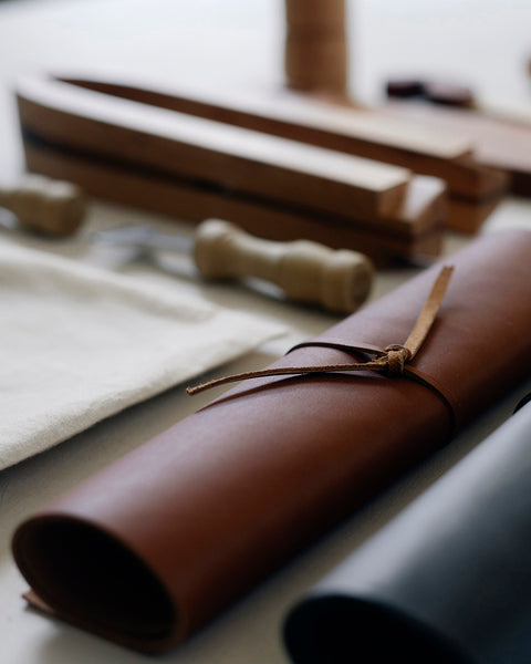 Kit de Marroquinería Inicial: Tarjetero + Funda Lentes de Cuero